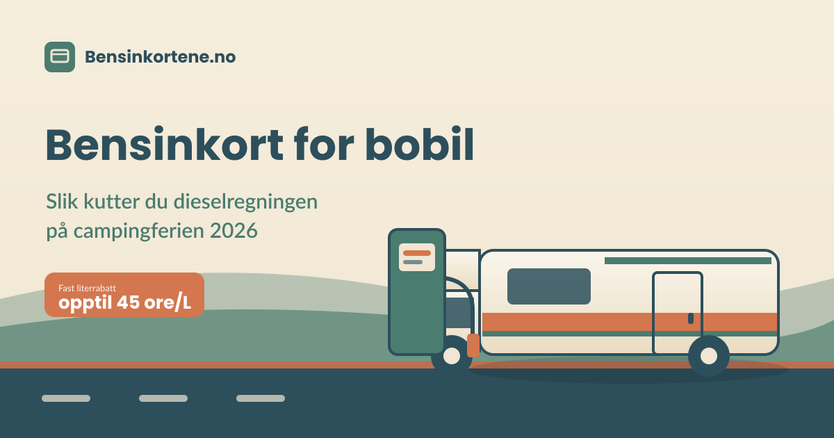 En bobil på en betjent bensinstasjon som fyller diesel med et bensinkort i hånden under campingferien sommeren 2026